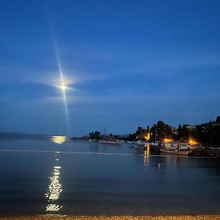 Apartman Nevia Lka Opric Buitenkant foto