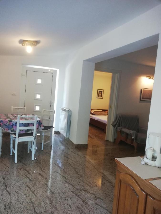 Apartman Nevia Lka Opric Buitenkant foto