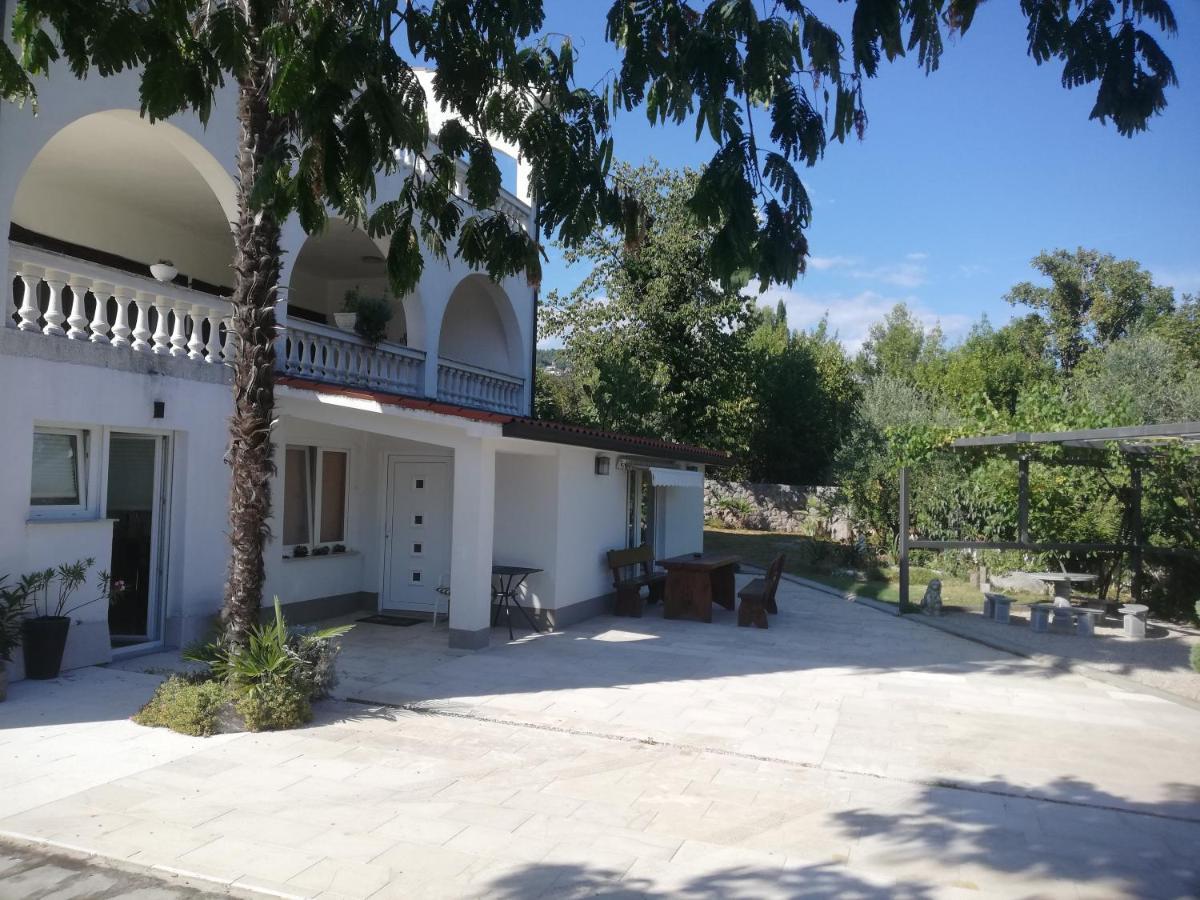 Apartman Nevia Lka Opric Buitenkant foto