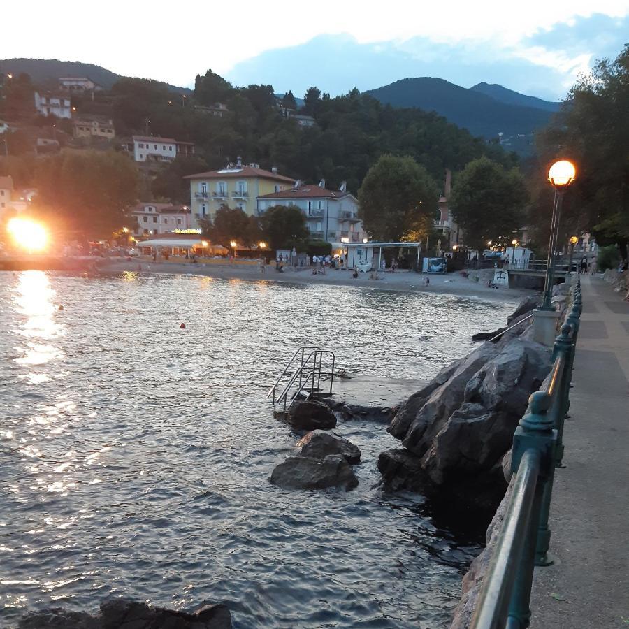 Apartman Nevia Lka Opric Buitenkant foto