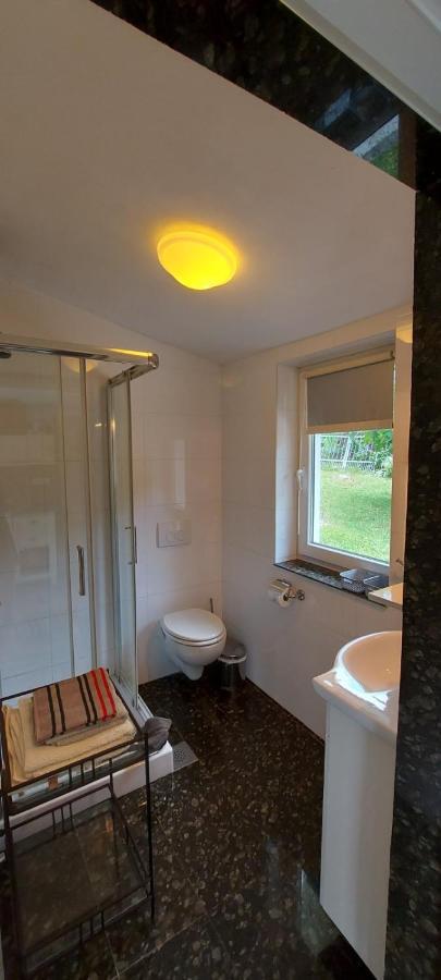 Apartman Nevia Lka Opric Buitenkant foto