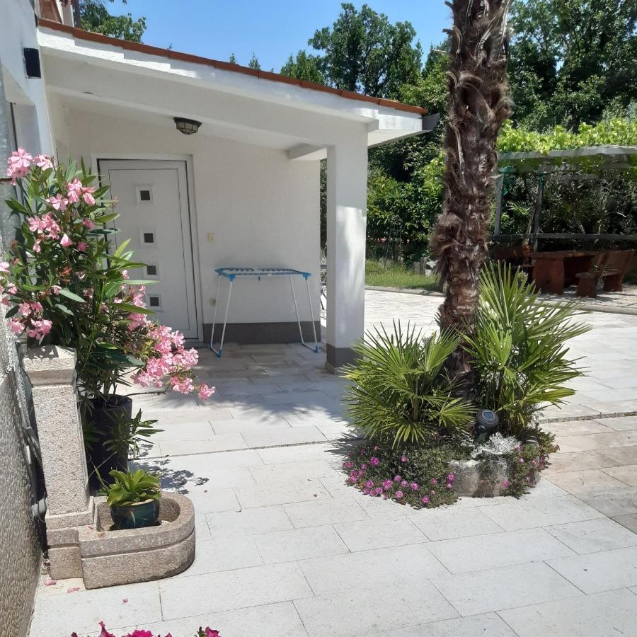 Apartman Nevia Lka Opric Buitenkant foto