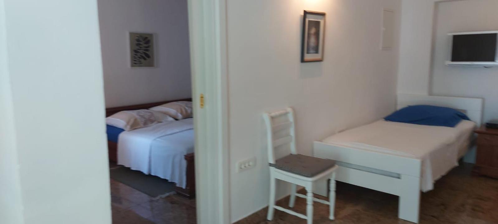 Apartman Nevia Lka Opric Buitenkant foto