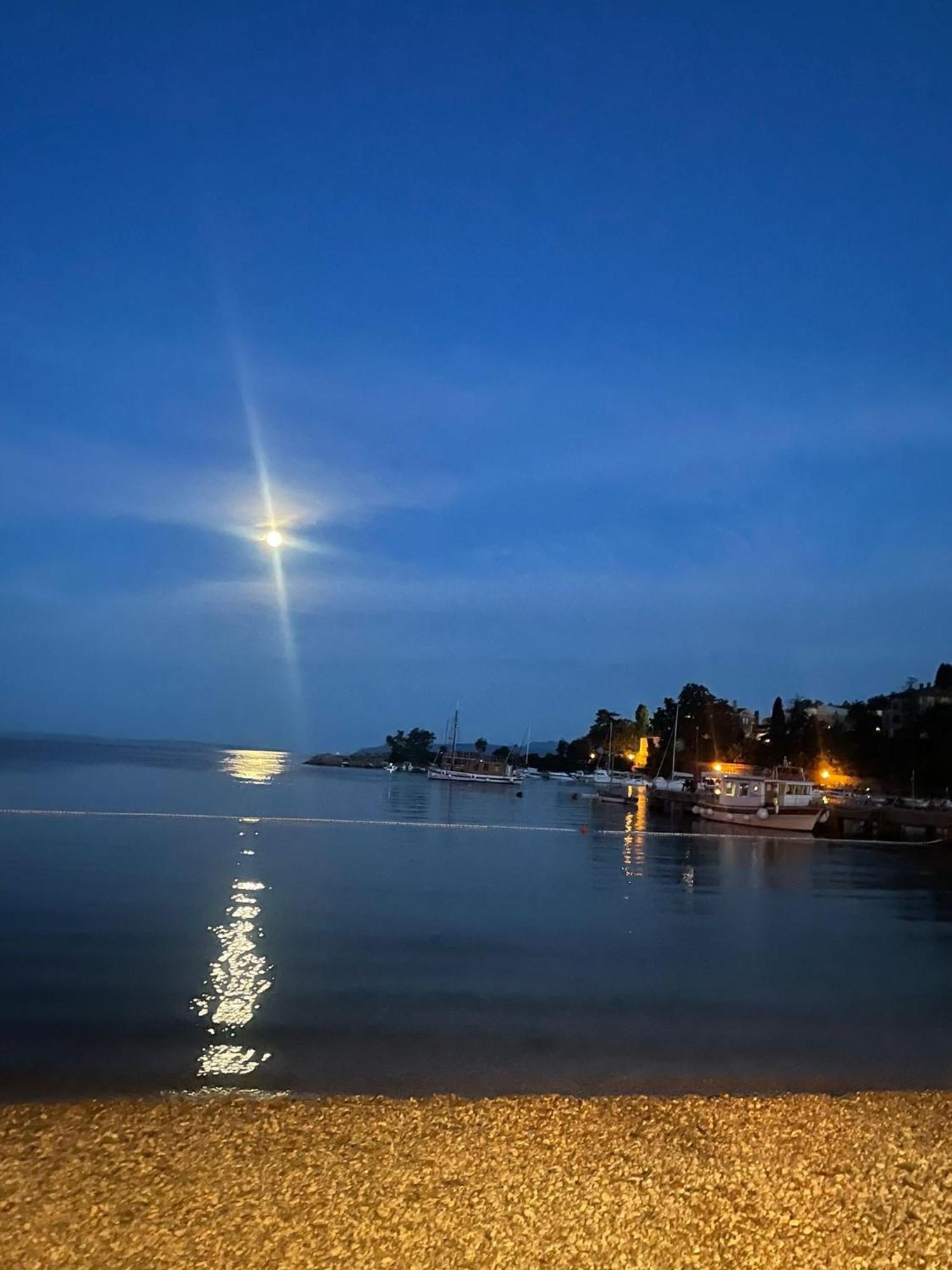 Apartman Nevia Lka Opric Buitenkant foto
