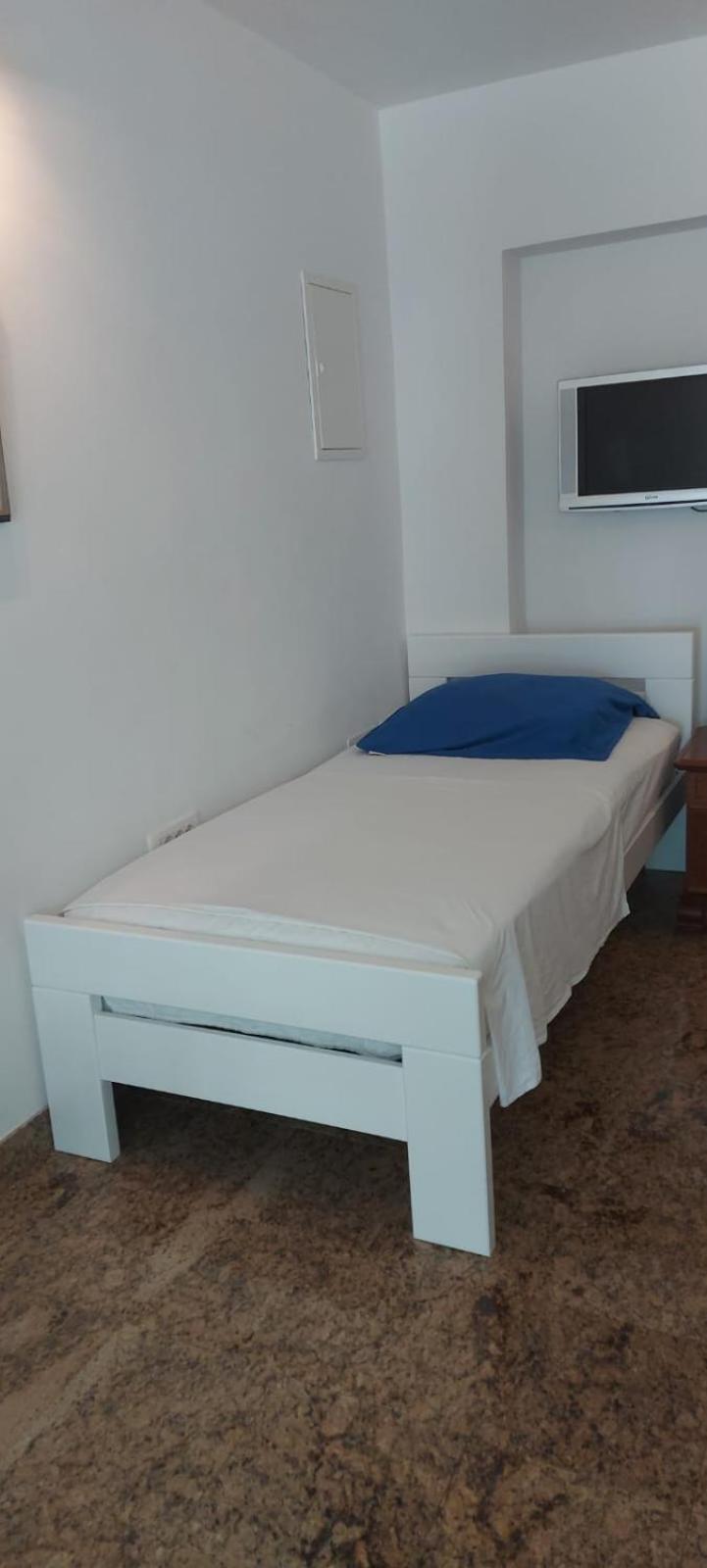 Apartman Nevia Lka Opric Buitenkant foto