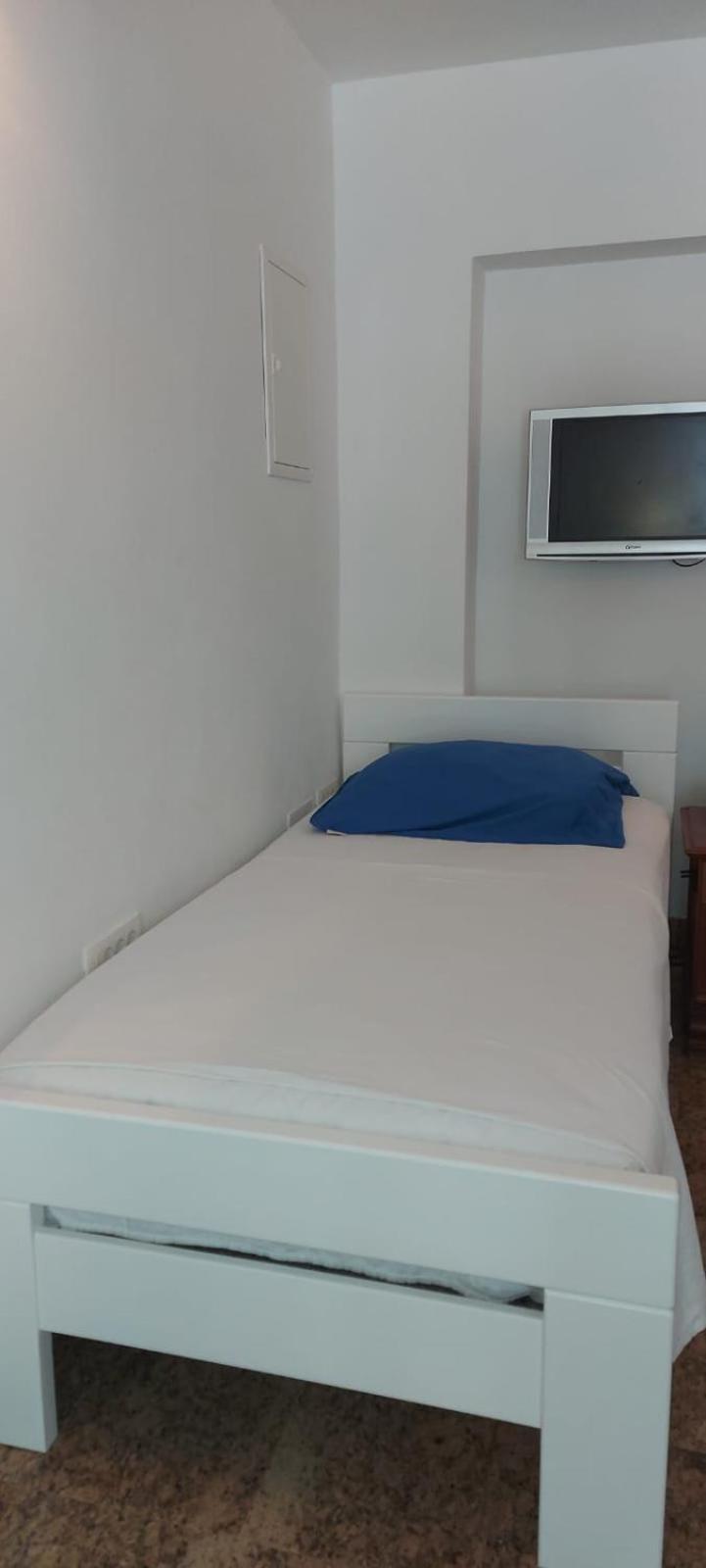 Apartman Nevia Lka Opric Buitenkant foto